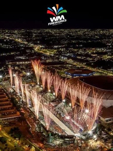 Fotografia aérea noturna de um grande espetáculo de fogos da WM Fireworks