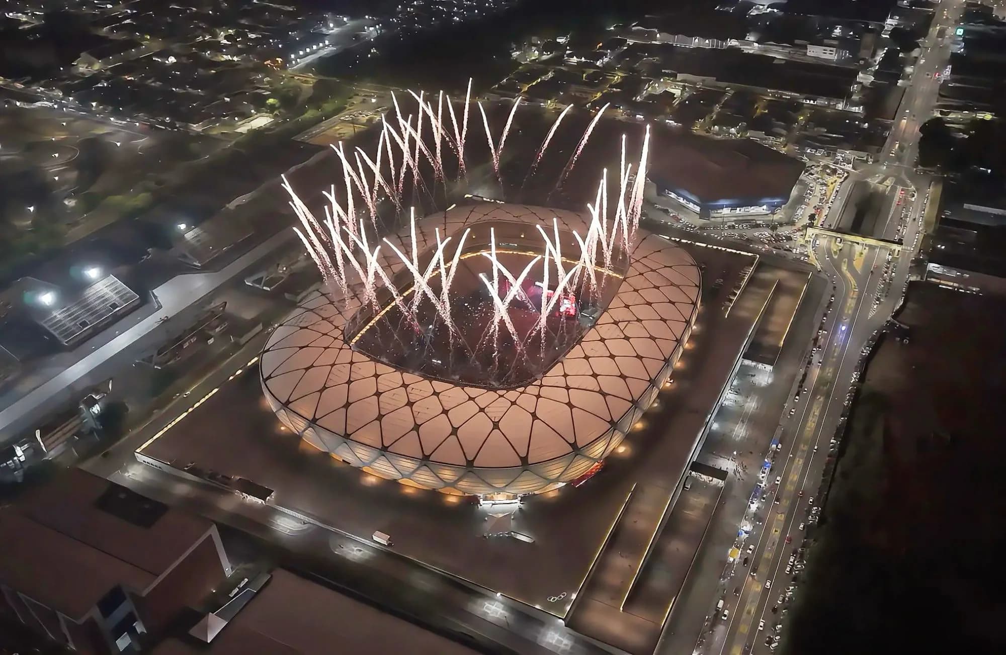 Vista aérea da Arena da Amazônia, em Manaus, com show de fogos da WM Fireworks